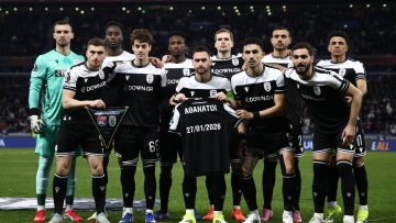 Οι παίκτες του ΠΑΟΚ και του Παναθηναϊκού φωτογραφήθηκαν κρατώντας μπλουζάκια αφιερωμένα στα 7 «αετόπουλα»