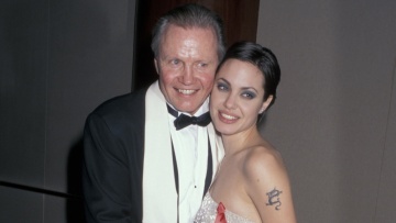 H ταραχώδης σχέση της Αντζελίνα Τζολί με τον πατέρα της, Τζον Βόιτ: Οι δημόσιες συγκρούσεις και οι απόπειρες συμφιλίωσης