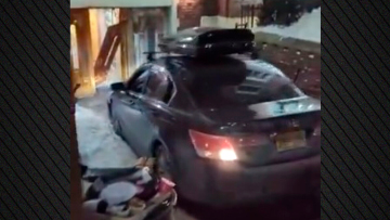 Η στιγμή που άνδρας εμβολίζει επανειλημμένα με το αυτοκίνητό του την είσοδο συναγωγής στη Νέα Υόρκη