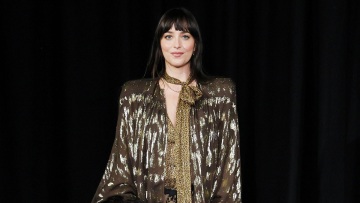 Ντακότα Τζόνσον: Σε νέα εμφάνιση χωρίς παντελόνι - Ο μαξιμαλισμός στην κομψή εκδοχή του