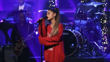 Ariana Grande: Αποκάλυψε γιατί φορούσε συνεχώς oversized φούτερ το 2018
