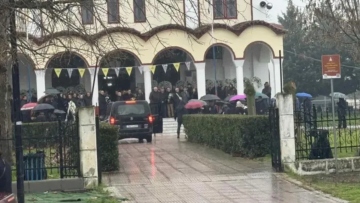 Συγγενείς και φίλοι αποχαιρετούν στην Καρδίτσα την 56χρονη Σταυρούλα που σκοτώθηκε από την έκρηξη στο εργοστάσιο «Βιολάντα»