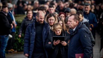 «Η φωτιά δεν μπόρεσε να κάψει αυτό που ήσουν»: Θρήνος στις κηδείες τριών θυμάτων της τραγωδίας στην Βιολάντα