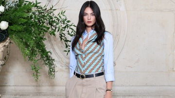 Ντέβα Κασέλ: Η κόρη των Μόνικα Μπελούτσι και Βενσάν Κασέλ με παντελόνι που κολακεύει τις μεσογειακές σιλουέτες
