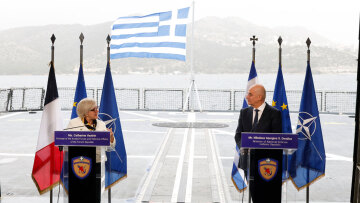 «Επισπεύδουμε την ανανέωση της ελληνογαλλικής αμυντικής συμφωνίας»: O Δένδιας υποδέχθηκε στη φρεγάτα Κίμων τη Γαλλίδα ομόλογό του