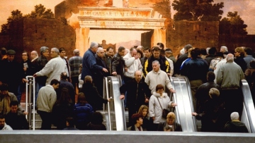 26 χρόνια από τα εγκαίνια του μετρό της Αθήνας: Οι διάσημοι, το πάρτι στο Σύνταγμα και η κοσμοσυρροή