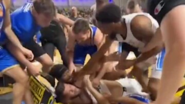 Χάος στην Αυστραλία: Σύρραξη στο παρκέ και επτά αποβολές στο Μπρίσμπεϊν-Αδελαΐδα, δείτε βίντεο
