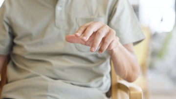 Πάρκινσον: Νέα έρευνα «δείχνει» το έντερο ως αφετηρία της νόσου και ανοίγει τον δρόμο για θεραπεία
