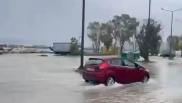 Θάλασσα και στεριά έγιναν ένα στη Σαγιάδα, δείτε βίντεο 
