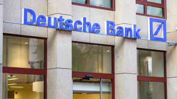 Aπό τον Επσταϊν, στον Αμπράμοβιτς: Τα ηχηρά σκάνδαλα που στιγμάτισαν την Deutsche Bank
