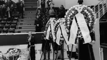 ΠΑΟΚ: Συγκλονιστικές εικόνες στο Παλατάκι με τα επτά στεφάνια για τους αδικοχαμένους οπαδούς