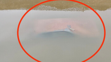 Στο φως βυθισμένο αυτοκίνητο στο ρέμα Κόρμπι στη Βάρη μετά την κακοκαιρία, δείτε βίντεο 