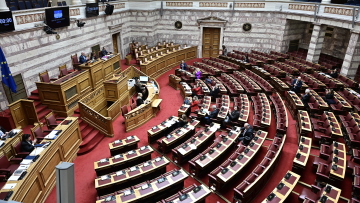 Ενός λεπτού σιγή στη Βουλή για τις νεκρές εργαζόμενες στα Τρίκαλα και τους φιλάθλους του ΠΑΟΚ 