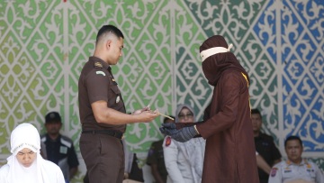 Ινδονησία: Ζευγάρι τιμωρήθηκε δημοσίως με 100 ραβδίσματα για σεξουαλικές σχέσεις εκτός γάμου