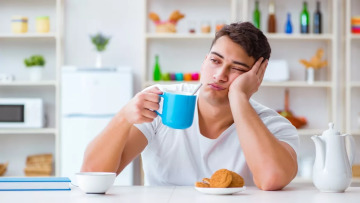 Γιατί νιώθουμε διαρκώς κουρασμένοι; Πότε φταίει η διατροφή – Δείτε βίντεο
