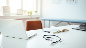 Αυξήσεις έως 7% στα ισόβια ασφάλιστρα υγείας και «από το καλοκαίρι βλέπουμε»
