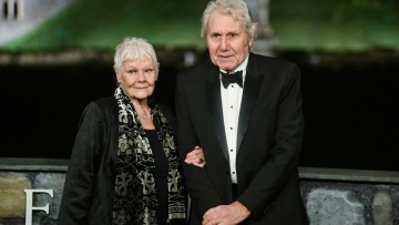 Τζούντι Ντεντς: «Δεν βλέπω τίποτα» απάντησε σε φωτογράφους που της ζήτησαν να κοιτάξει την κάμερα (βίντεο)
