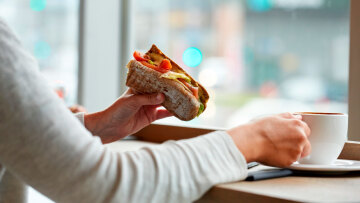 Τι συμβαίνει στο σώμα μας αν δεν φάμε τίποτα για 36 ώρες, δείτε προσομοίωση