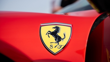 Φορολογικό μπλόκο σε εικονικό rent a car: Η Ferrari των 256.000 ευρώ, ο ΦΠΑ των 60.000 ευρώ και μια επιχείρηση… μικρού χώρου