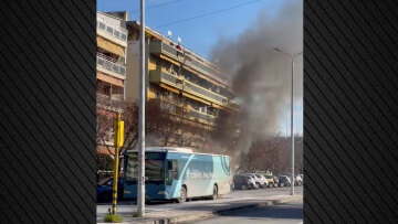 Στις φλόγες τυλίχθηκε αστικό λεωφορείο στη Θεσσαλονίκη, δείτε βίντεο