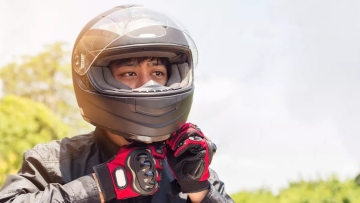 Δεν δένεις το κράνος; Αυτό είναι το πρόστιμο!