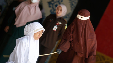 Βαρβαρότητα στην Ινδονησία: Παράνομο ζευγάρι τιμωρήθηκε με 140 ραβδισμούς, λιποθύμησε η γυναίκα, δείτε φωτογραφίες