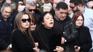 Σε κλίμα οδύνης το τελευταίο «αντίο» στην Ελένη Κατσαρού στα Τρίκαλα που σκοτώθηκε στη Βιολάντα