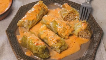 Η συνταγή της ημέρας: Λαχανοντολμάδες φούρνου με σάλτσα ατζίκα. Το μενού της εβδομάδας (2/2-8/2)