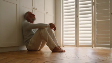 Πένθος: Πώς το βιώνουμε μετά από ένα συλλογικό τραυματικό γεγονός με απώλειες – Ο ειδικός εξηγεί
