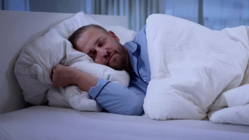 Γλαύκωμα: Μπορεί ο ύπνος χωρίς μαξιλάρια να μειώσει την πίεση στα μάτια; Έρευνα απαντά
