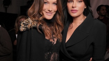 Σίλια Κριθαριώτη: Με την Κάρλα Μπρούνι αλλά και με τον σύζυγο και τις δύο κόρες της στην επίδειξή της στο Παρίσι