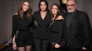 Σίλια Κριθαριώτη: Με την Κάρλα Μπρούνι αλλά και με τον σύζυγο και τις δύο κόρες της στην επίδειξή της στο Παρίσι