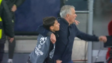 «Πάμε, παιδί μου!»: Το ball boy της Μπενφίκα θυμάται τη στιγμή με τον Μουρίνιο