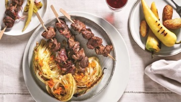 Σουβλάκι προβατίνα με λάχανο και μανταρίνι