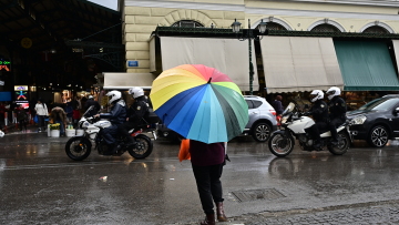Άστατος καιρός σήμερα με βροχές και καταιγίδες, επιδείνωση από το βράδυ
