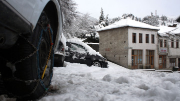 Σε ποια σημεία του οδικού δικτύου της Κεντρικής Μακεδονίας χρειάζονται αλυσίδες και πού έχει διακοπεί η κυκλοφορία λόγω συγκέντρωσης υδάτων