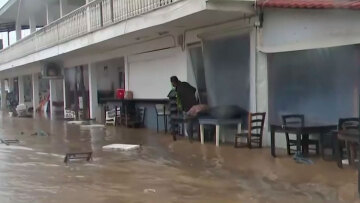Πλημμύρισε ο Αγιόκαμπος στη Λάρισα, δρόμοι και θάλασσα έγιναν ένα από ρέμα που υπερχείλισε - Δείτε βίντεο