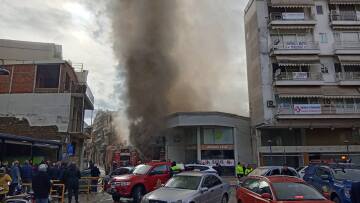 Φωτιά σε κατάστημα υποδημάτων στο κέντρο του Αγρίνιου, πυκνοί καπνοί σκέπασαν την περιοχή