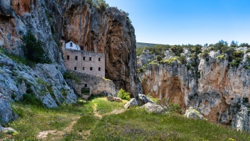  5 μοναστήρια σε 5 αυθεντικούς προορισμούς της Ελλάδας που γίνονται αφορμή για εκδρομή
