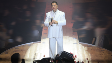 Δείτε βίντεο: Κόσμος σε πλατεία στην Πολωνία διασκεδάζει ακούγοντας Μαζωνάκη και το «Τι σου έχω κάνει»