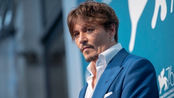 Αγνώριστος ο Τζόνι Ντεπ στις πρώτες φωτογραφίες ως Εμπενίζερ Σκρουτζ για το «Ebenezer: A Christmas Carol»