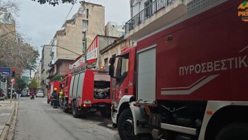 Μεταξουργείο: Φωτιά σε ακατοίκητο κτίριο, κατέρρευσε τμήμα της στέγης