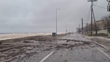 Κόκκινο Νερό Λάρισας: Υπερχείλισε ρέμα στον παραλιακό δρόμο χωρίς να διακοπεί η πρόσβαση