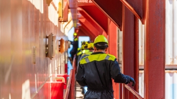 Μάστιγα η εγκατάλειψη πληρωμάτων: Ρεκόρ το 2025 με 6.223 ναυτικούς και τον «σκιώδη στόλο» στο επίκεντρο