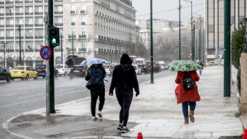 Ισχυρές βροχές, καταιγίδες και θυελλώδεις άνεμοι πλήττουν τη χώρα: Διαδοχικά μηνύματα από το 112, σταδιακή βελτίωση από Δευτέρα