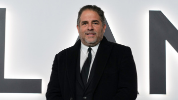 Αγκαλιά με μία γυναίκα ο σκηνοθέτης του Melania σε φωτογραφία των αρχείων Επστάιν