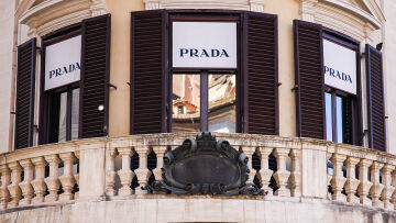 Η Prada διακόπτει τη συνεργασία με εκατοντάδες Ιταλούς προμηθευτές μετά από διαπιστώσεις παραβιάσεων εργασιακών κανόνων
