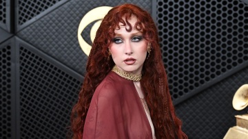 Τσάπελ Ρόαν: Η γυμνή εμφάνισή της στα Γκράμι προκάλεσε τουλάχιστον αμηχανία