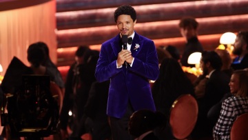 To σαρκαστικό σχόλιο του οικοδεσπότη των Γκράμι για τη Νίκι Μινάζ, που δήλωσε «νούμερο ένα φαν του Τραμπ»