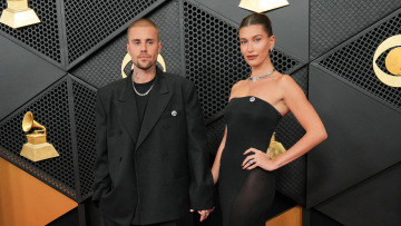 Τζάστιν και Χέιλι Μπίμπερ με καρφίτσες «Ice Out» στα Grammy 2026